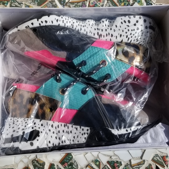 NIB Steve Madden Fashion Sneakers - Picture 2 of 8